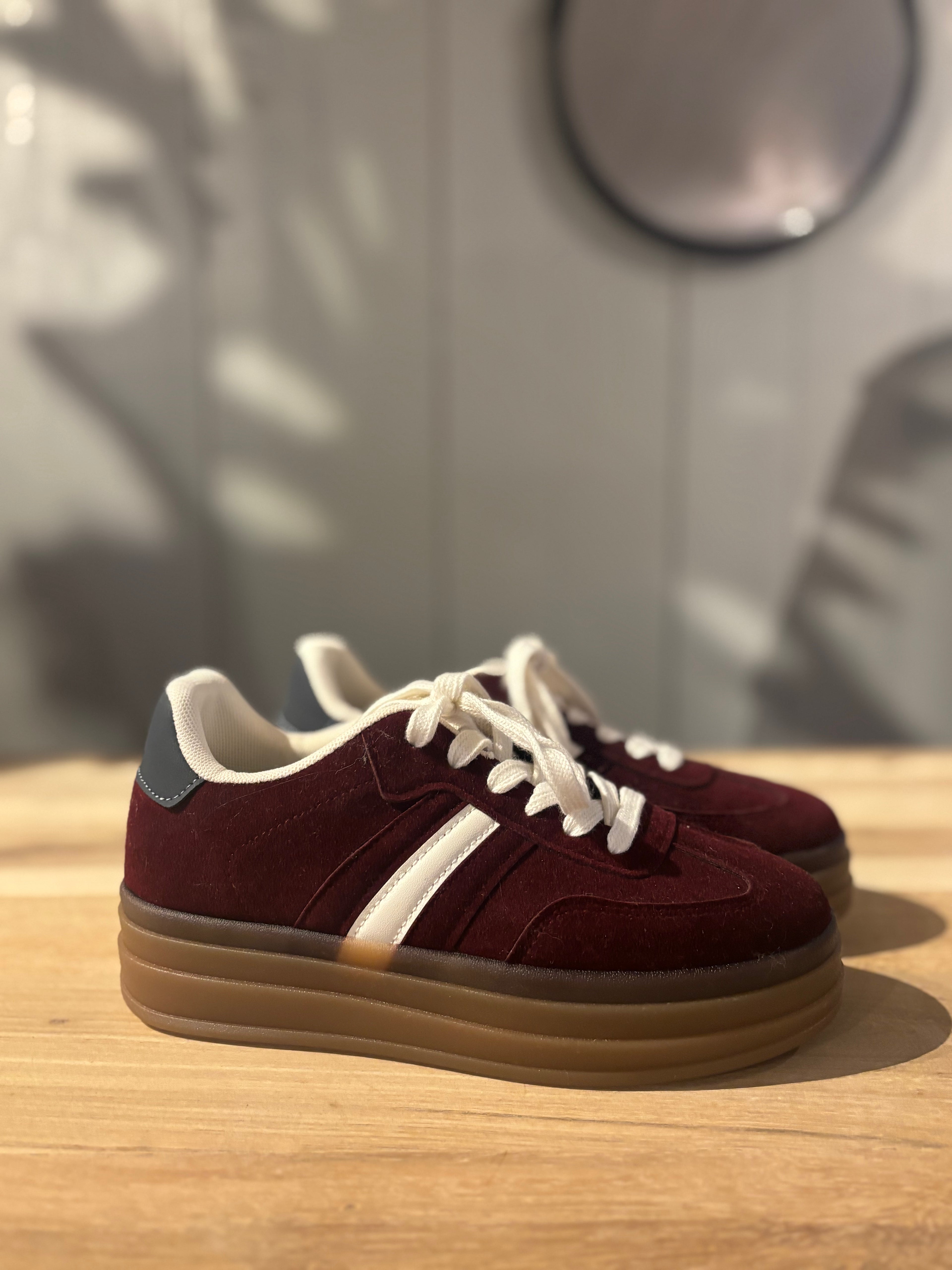 Vinröda Sneakers