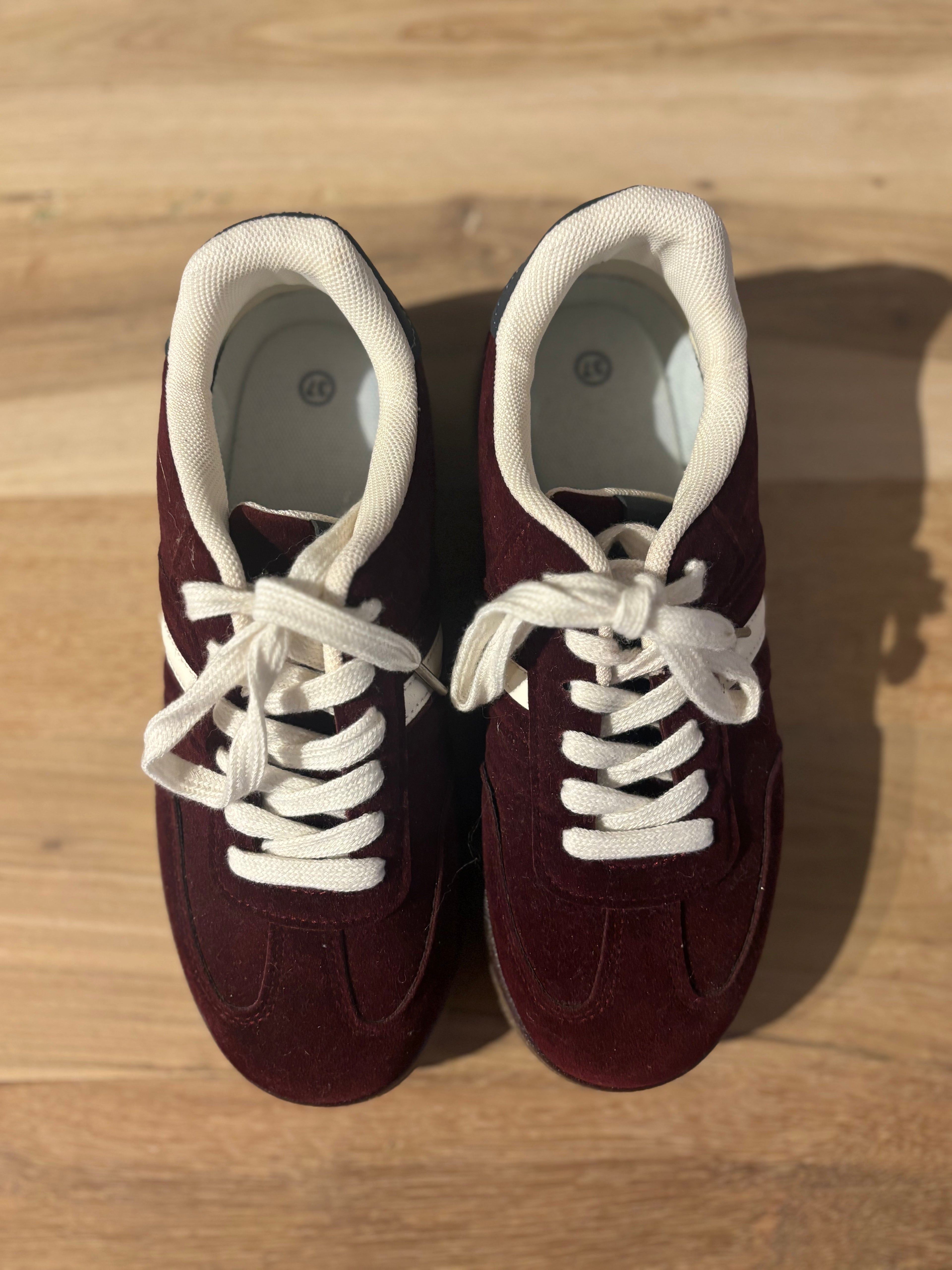 Vinröda Sneakers
