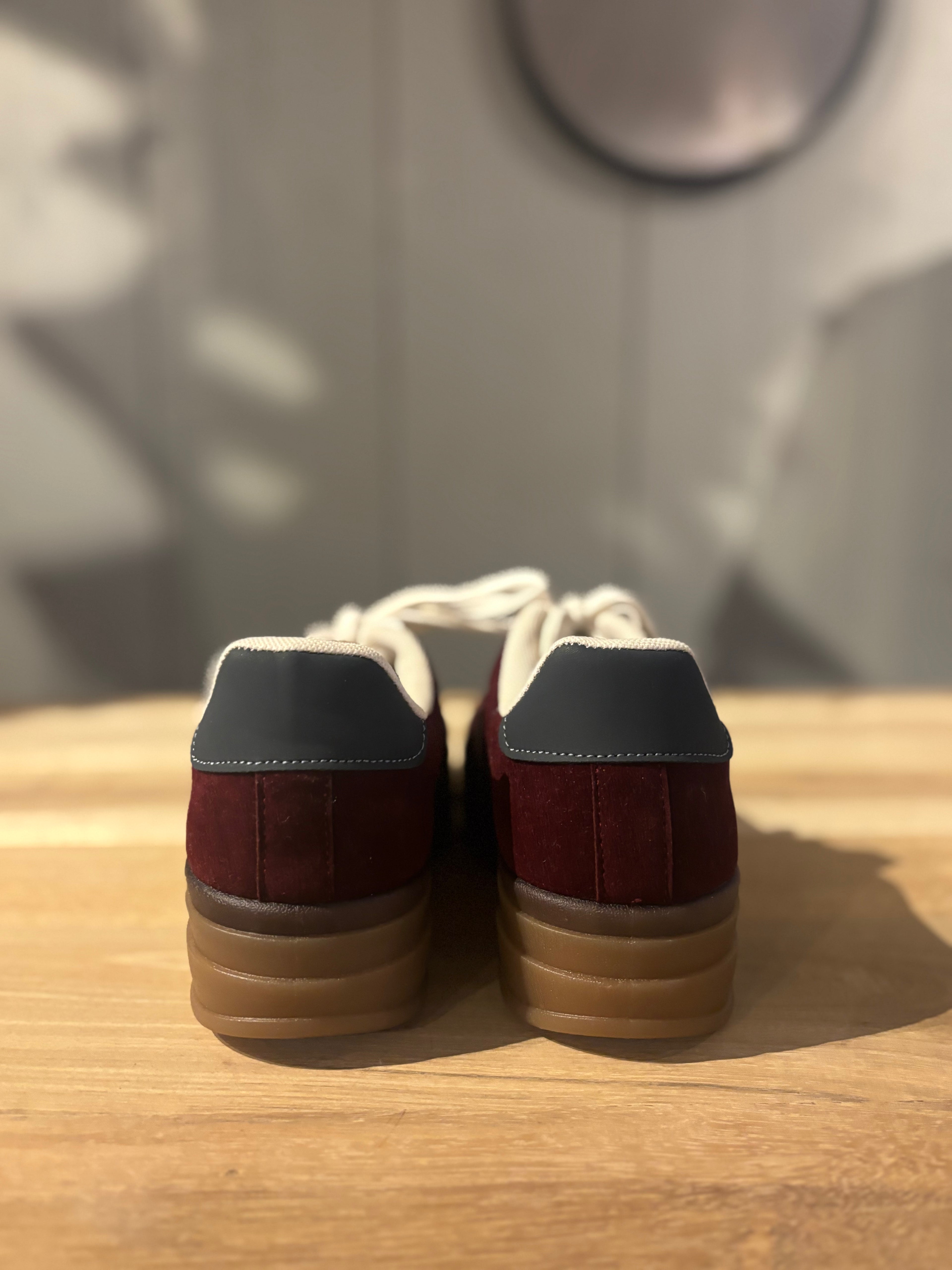 Vinröda Sneakers